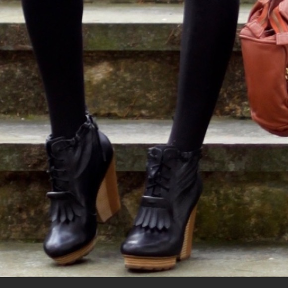 Timo Weiland Black Ankle Boots With Brown Sole